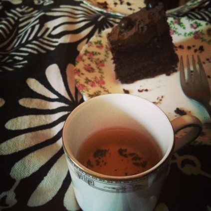 White tea and chocolate cake