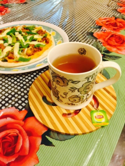 Lemon green tea and homemade pizza